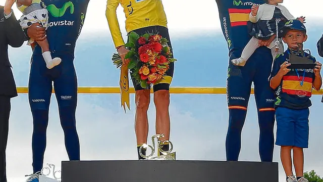 Froome en el podio, escoltado por Nairo Quintana y el español Alejandro Valverde.