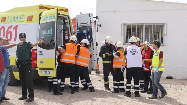 Un equipo sanitario trabajando sobre el terreno este lunes, tras la explosión en Pirotecnia Zaragozana.