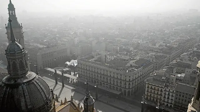 Neblina sobre el centro de Zaragoza en una imagen tomada desde una torre del Pilar.