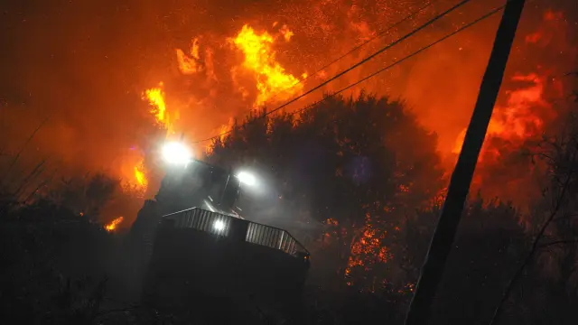 El fuego de Cualedro (Ourense), ya está estabilizado pero ha arrasado 3.000 hectáreas.