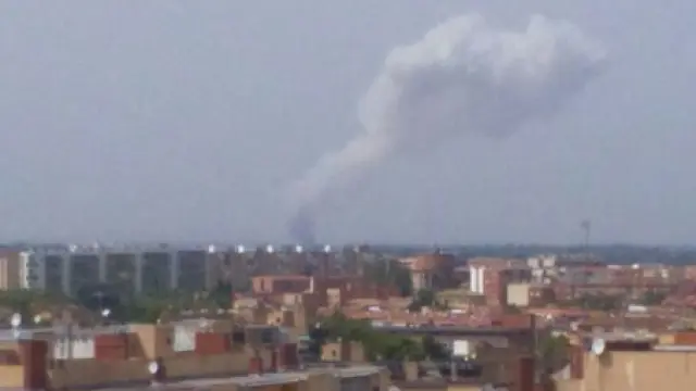 Una fuerte explosión en el entorno del aeropuerto de Zaragoza genera una gran columna de humo