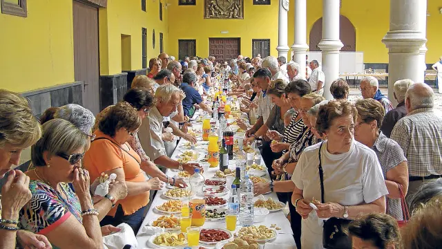 Los ancianos de la localidad disfrutaron ayer del aperitivo en el palacio de Eguarás.