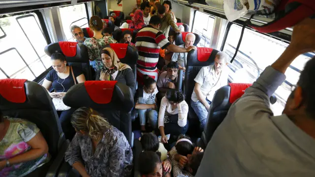Los refugiados accedieron a los trenes hacia Austria y Alemania al desaparecer la vigilancia