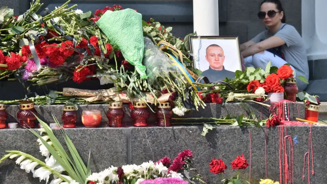 Flores y velas junto a la imagen de uno de los fallecidos en las últimas revueltas