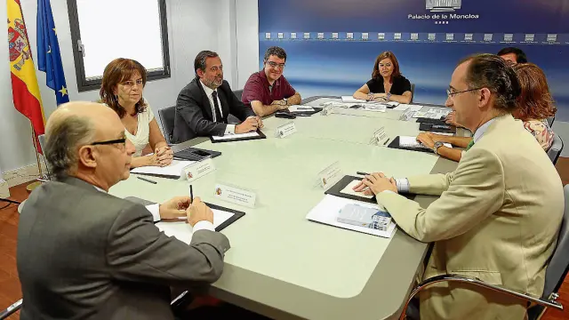 El ministro Montoro y la vicepresidenta Sáenz de Santamaría, en una reunión ayer sobre los presupuestos.