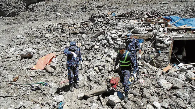 Soldados nepalíes buscan restos del terremoto ocurrido el pasado 25 de abril