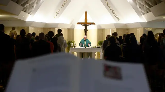 El papa ofrece una misa en Santa Marta en el Vaticano ayer 31 de agosto de 2015.