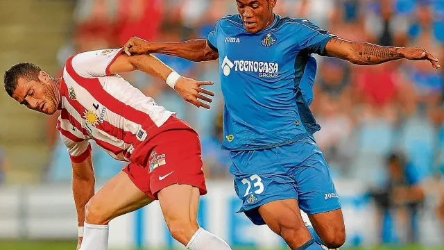 Hinestroza (23) pugna con Tomer Hemed en el Almería-Getafe de la temporada pasada.