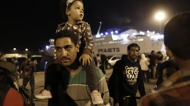 Refugiados sirios llegan al puerto griego de Pireo, en Atenas, este martes.