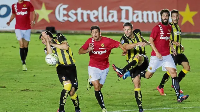 Rubén despeja el balón en una acción del partido de ayer ante el Nástic de Tarragona.