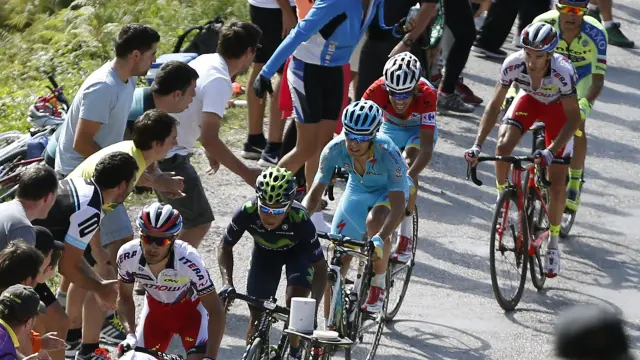 Imagen del pelotón durante la decimoquinta etapa de la Vuelta Ciclista.