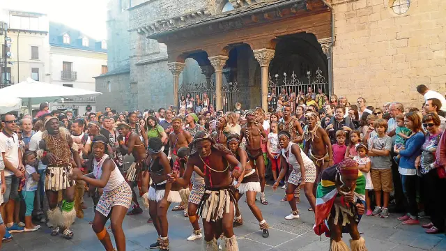 Bailes sudafricanos ante el imponente románico en la plaza de la Catedral.