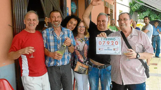 Los dueños del bar Palomo, Ignacio Cambra y Elva Almerge 2º y 3º porla  izda., con agraciados.