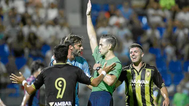 Abraham Minero, sonriente, acude a protestar el gol anulado a Ortuño en el partido del viernes en El Alcoraz frente al Huesca.