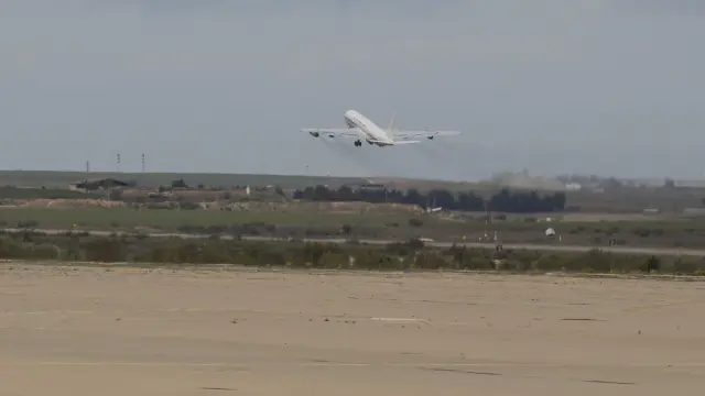 Un avión militar despegando de la Base Aérea de Zaragoza.