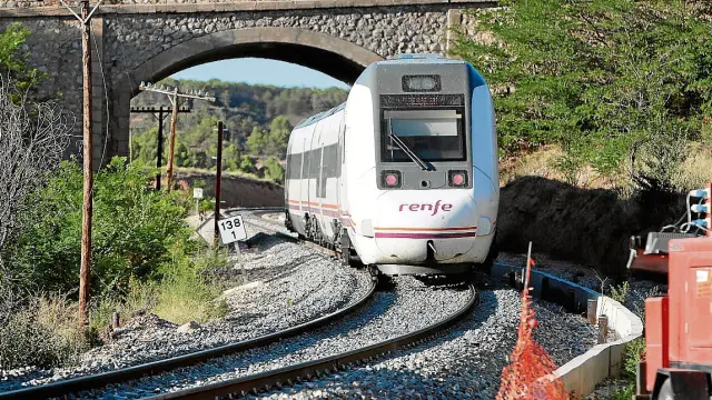 Un tren, circulando ayer por la zona de Caparrates tras su reapertura después de las obras.
