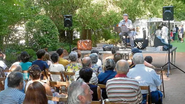 Javi López amenizó con su música la tarde en la Feria del Libro de Jaca.