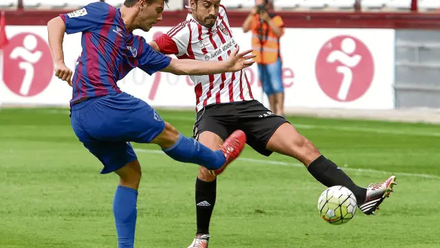 El delantero Luis Fernández, cedido por el Deportivo de La Coruña, debutó ayer con el Huesca aunque no tuvo suerte de cara a gol.