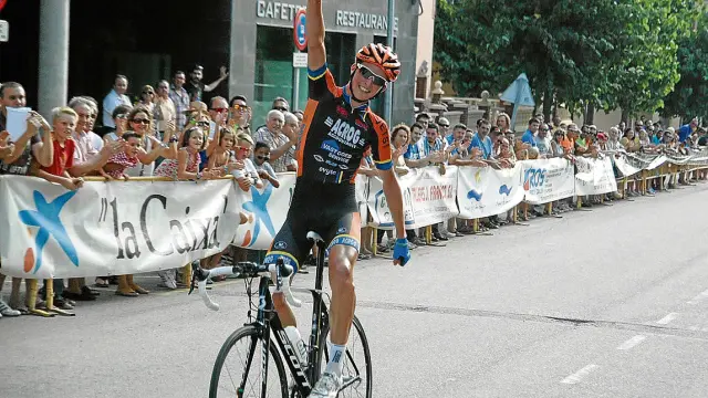 El belga Timo de Jong celebra su triunfo ayer en la etapa final de la Vuelta al Bajo Aragón.
