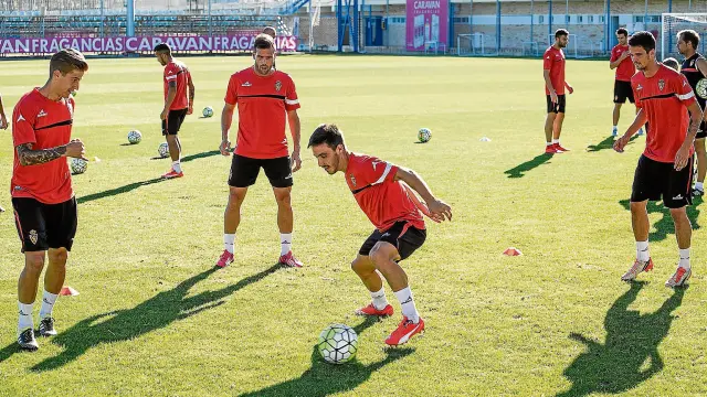Isaac, con el balón, rodeado de Wilk, Ortuño y Morán durante el entrenamiento del equipo en la Ciudad Deportiva.