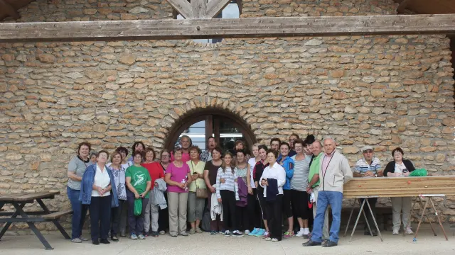 Algunos de los vecinos posan a la entrada de la ermita de Santa Águeda.