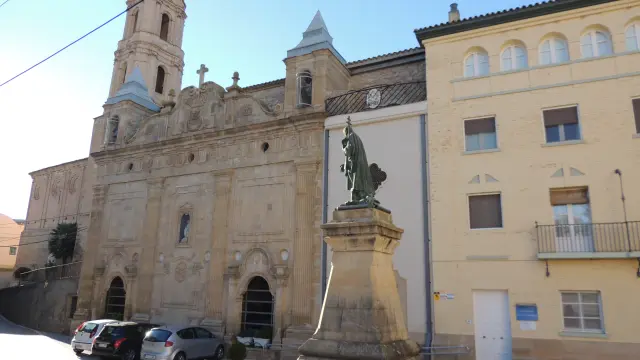 Estatua de San José de Calasanz delante del santuario del santo, en su pueblo natal, Peralta de la Sal, en Huesca.