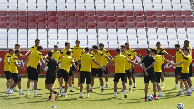 Los jugadores del Sevilla durante un entrenamiento previo al encuentro contra el Moenchengladbach.