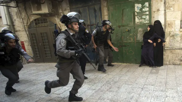 La policía forcejea con palestinos a los que se les impide el paso a la Explanada de las Mezquitas de Jerusalén.