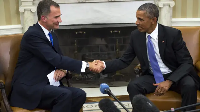 El rey Felipe VI estrecha la mano del presidente de EE. UU., Barack Obama, en su visita a la Casa Blanca.