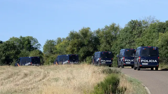 Vehículos de la Policía en la finca donde fue hallado el cadáver de Denise Pikka.