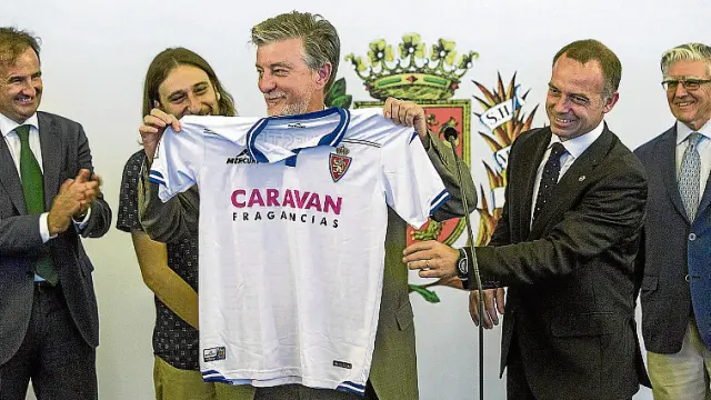 El alcalde, Pedro Santisteve, recibió una camiseta del equipo.