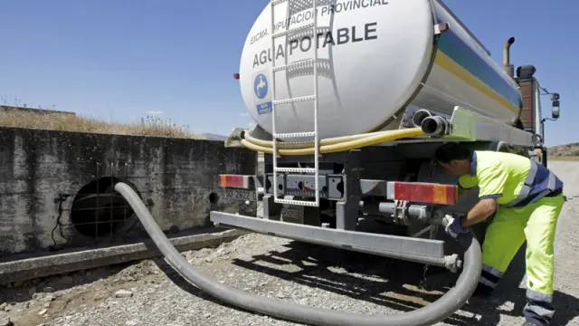 Un camión cisterna de la Diputación suministra agua a un pueblo soriano.