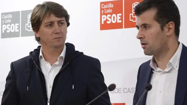 El secretario general del PSOE de Castilla y León, Luis Tudanca (d), junto al alcalde de Soria, Carlos Martínez (i).