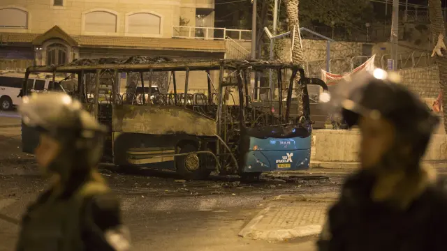 Un autobús fue incendiado en el barrio Ras Al-Amud al este de Jerusalén.