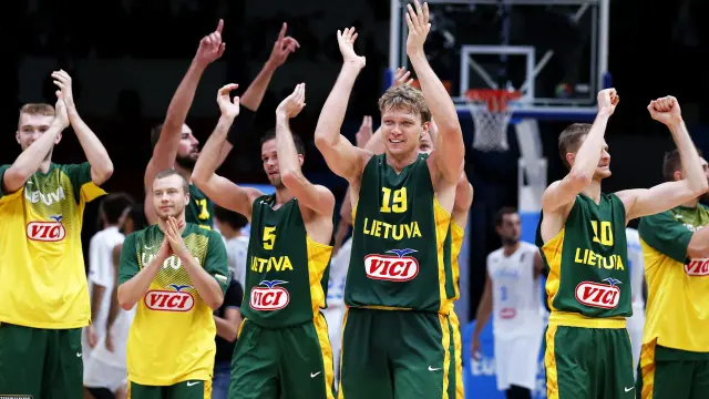 Los jugadores de Lituania celebran la victoria ante Serbia y el pase a la final del Eurobasket.