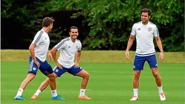 Pedro, entrenándose ayer junto a Cesc y Azpilicueta, ya a las órdenes de Mourinho.