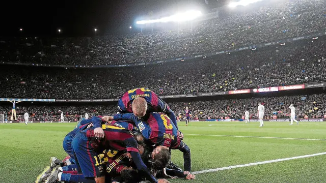 Los jugadores del Barcelona celebran un gol, durante el último clásico ante el Real Madrid.