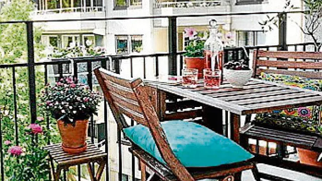 Pensar en el verano. Si el balcón no responde de ninguna manera, se puede reservar para el verano. El norte es muy fresco y un mobiliario plegable hará el resto.