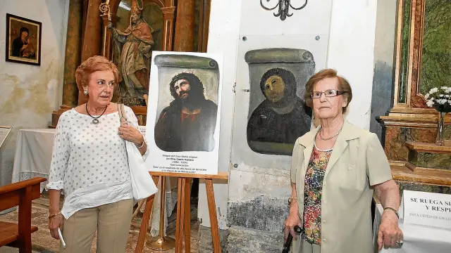 Teresa García Blanc, ante una copia de la obra de su abuelo, y Cecilia Giménez, autora del eccehomo que dio la vuelta al mundo.