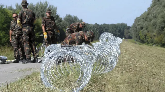 Hungría ha instalado una valla en su frontera con Croacia.