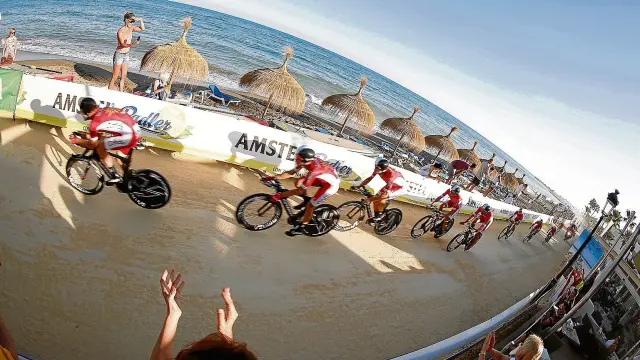 Los ciclistas del Cofidis pasan por la arena de la playa de Puerto Banus, foco de la polémica en la primera etapa de la Vuelta 2015.