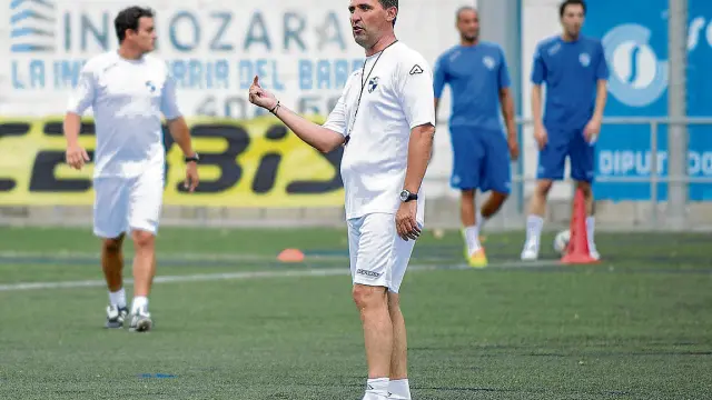 Emilio Larraz, entrenador del Ebro, durante un entrenamiento de su equipo.
