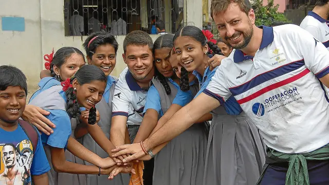 Alumnos y voluntarios en un colegio de Bombay, durante una de las actividades.