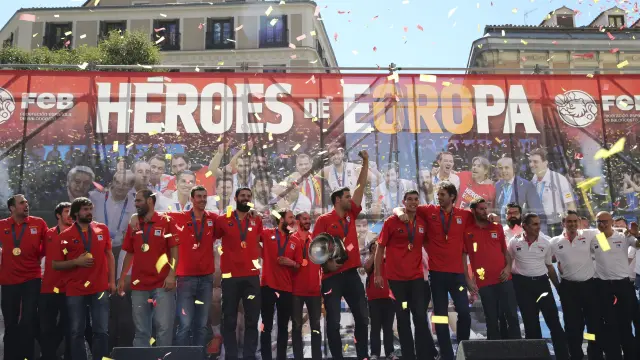 Jugadores y cuerpo técnico de la selección española de baloncesto celebran el título continental conseguido en Lille.