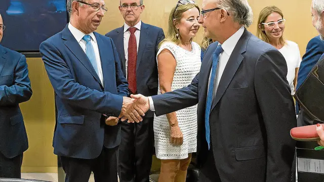 Fernando Gimeno izquierda saluda al ministro Montoro en una reunión celebrada en julio.