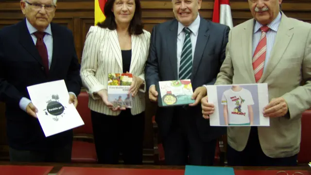 La jornada, la ha presentado la subdelegada del Gobierno, María José Heredia, junto a a Anselmo García (d) y Juan Manuel Ruiz Liso (i) y Domingo Valiente.