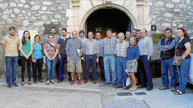 Los alcaldes, a las puertas del Centro Cultural de Castejón de Sos, donde se reunieron.