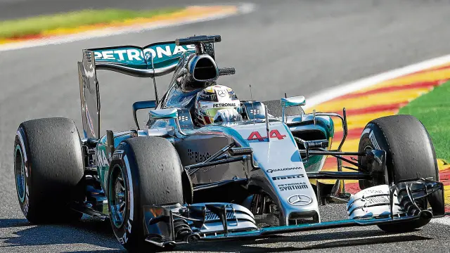 El piloto británico Lewis Hamilton, que hoy sale desde la pole, ayer en el entrenamiento en el circuito de Spa (Bélgica).