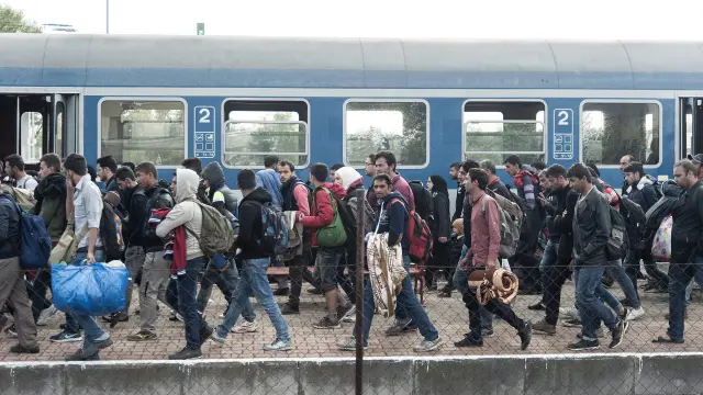 Varios refugiados en una estación de tren.
