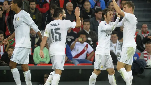 El Madrid celebra uno de los goles que le ha dado la victoria ante el Athletic.